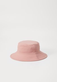 Roze šešir s širokim obodom napravljen od mekanog materijala, s čvrstim vrhom. Sadrži šavove duž oboda i tela.