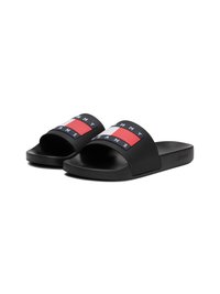 Chinelos pretos com um ousado logotipo "TOMMY JEANS" em branco e vermelho na tira. Feitos de material de borracha suave, apresentando um design de toe aberto.