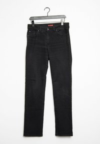 Svarta denimjeans med slim fit, med fem fickor, knäppning och sydda detaljer. Hänger på en svart galge.