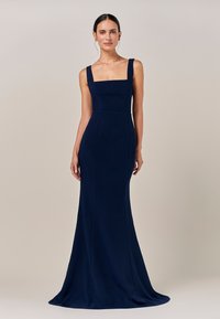 Temno modra obleka do tal z okvirnim vratnim izrezom, širokimi naramnicami in oprijetim korzetom, izdelana iz gladke tkanine z minimalnimi šivi.