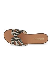 Zebra print slide-sandaal in zwart-wit met twee gebogen banden. Lichtbruine voetbed met logo, platte zool en zachte textuur.