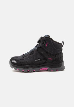 Scarponcino da trekking impermeabile nero e rosa con supporto alto alla caviglia, suola robusta e logo CMP sulla punta e sul lato.