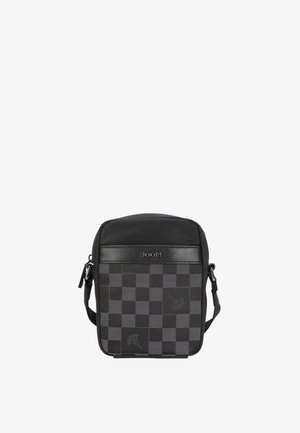 Černá kabelka přes rameno s texturovaným károvaným vzorem, koženými detaily, horním zipem a nastavitelným popruhem. Na přední straně je umístěno logo.