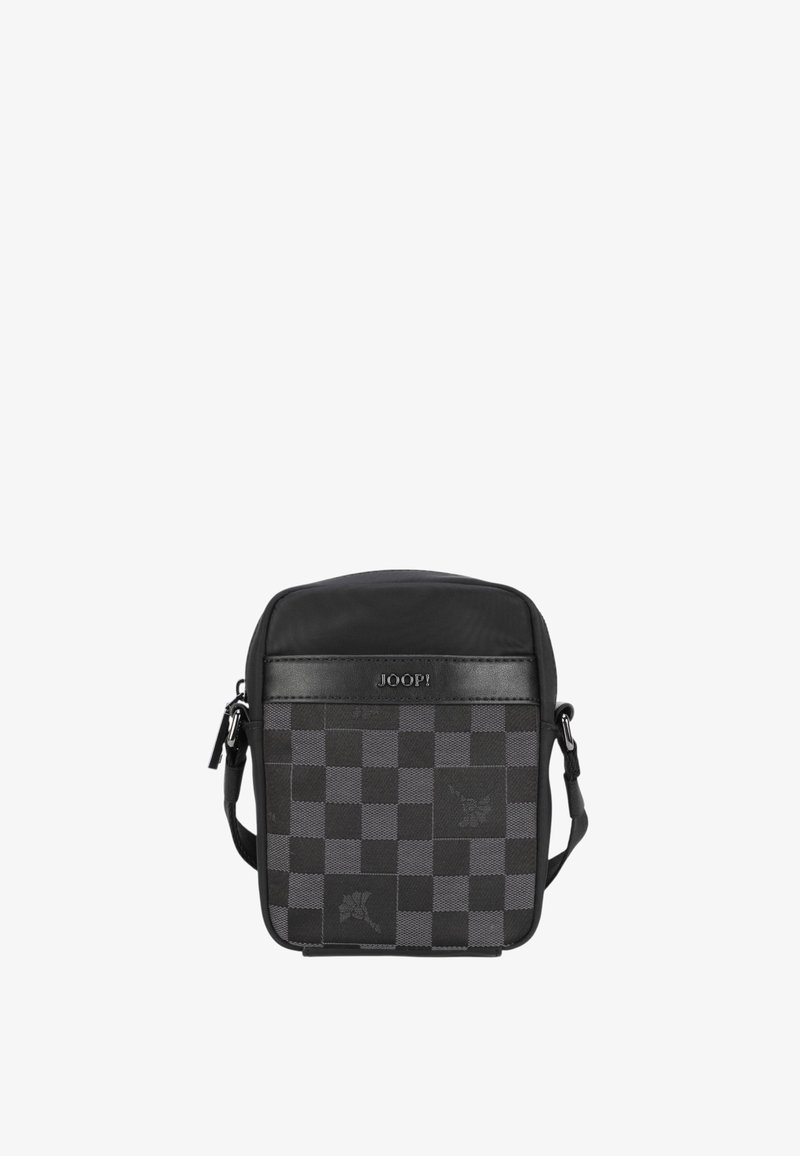 Črna torbica čez ramo z oblikovanim karo vzorcem, usnjenimi poudarki, zgornjim zadrgo in nastavljivim trakom. Na sprednji strani je prikazan logotip.