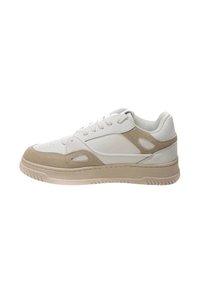 Sneaker bianco e beige realizzato in materiali scamosciati e in pelle, con design a lacci, colletto imbottito e suola in gomma testurizzata. Fessure laterali per la ventilazione.