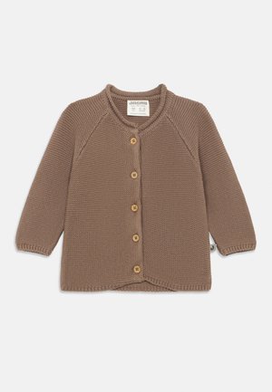 Brauner Strickcardigan mit langen Ärmeln, rundem Ausschnitt und fünf Holzknöpfen vorne. Mit gerippten Bündchen und Saum.
