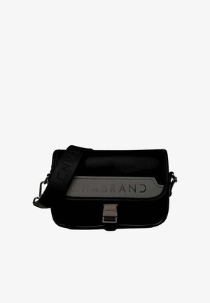 Sac d'épaule rectangulaire noir avec une large bandoulière et une fermeture argentée, marqué «Chabrand» sur le rabat avant et la bandoulière.