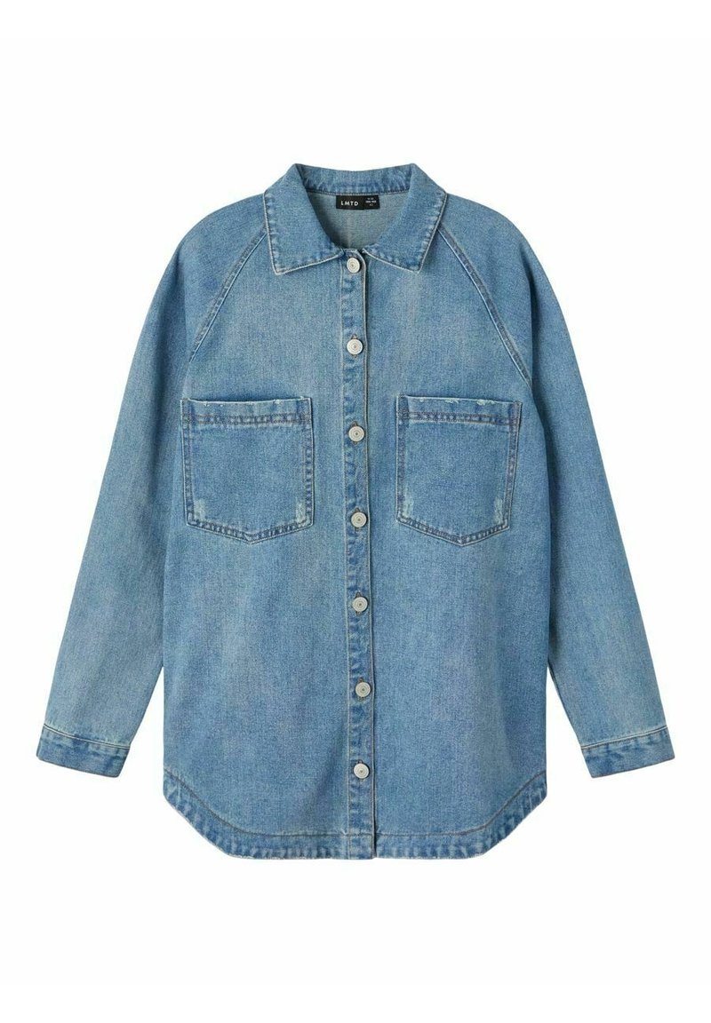 Lichtblauwe denimoverhemd met een kraag, knopen aan de voorkant en twee borstzakken, met een relaxte pasvorm en lange mouwen.
