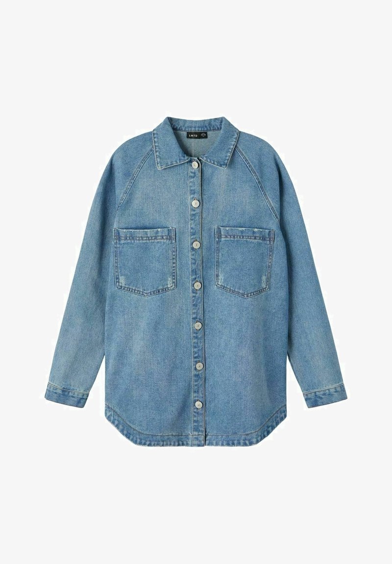 Lichtblauwe denimoverhemd met een kraag, knopen aan de voorkant en twee borstzakken, met een relaxte pasvorm en lange mouwen.