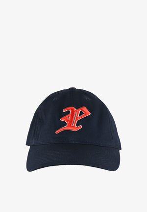 Granatowa czapka z daszkiem z wyraźnie wyhaftowaną na przodzie czerwoną literą "P", wykonana z miękkiego materiału z zakrzywionym daszkiem.