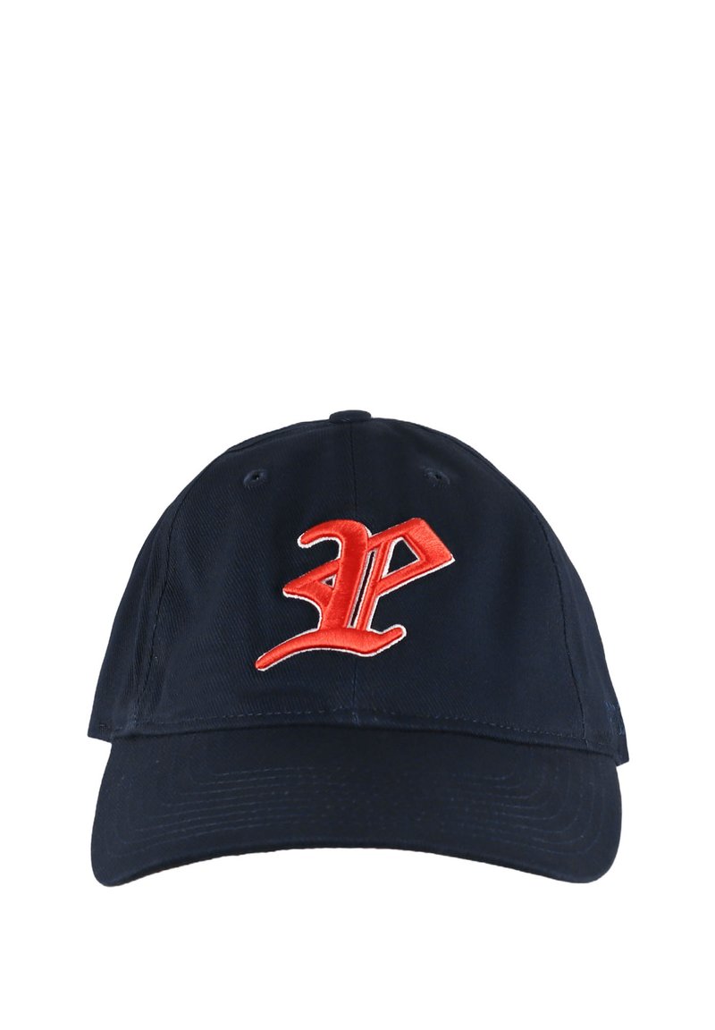 Granatowa czapka z daszkiem z wyraźnie wyhaftowaną na przodzie czerwoną literą "P", wykonana z miękkiego materiału z zakrzywionym daszkiem.