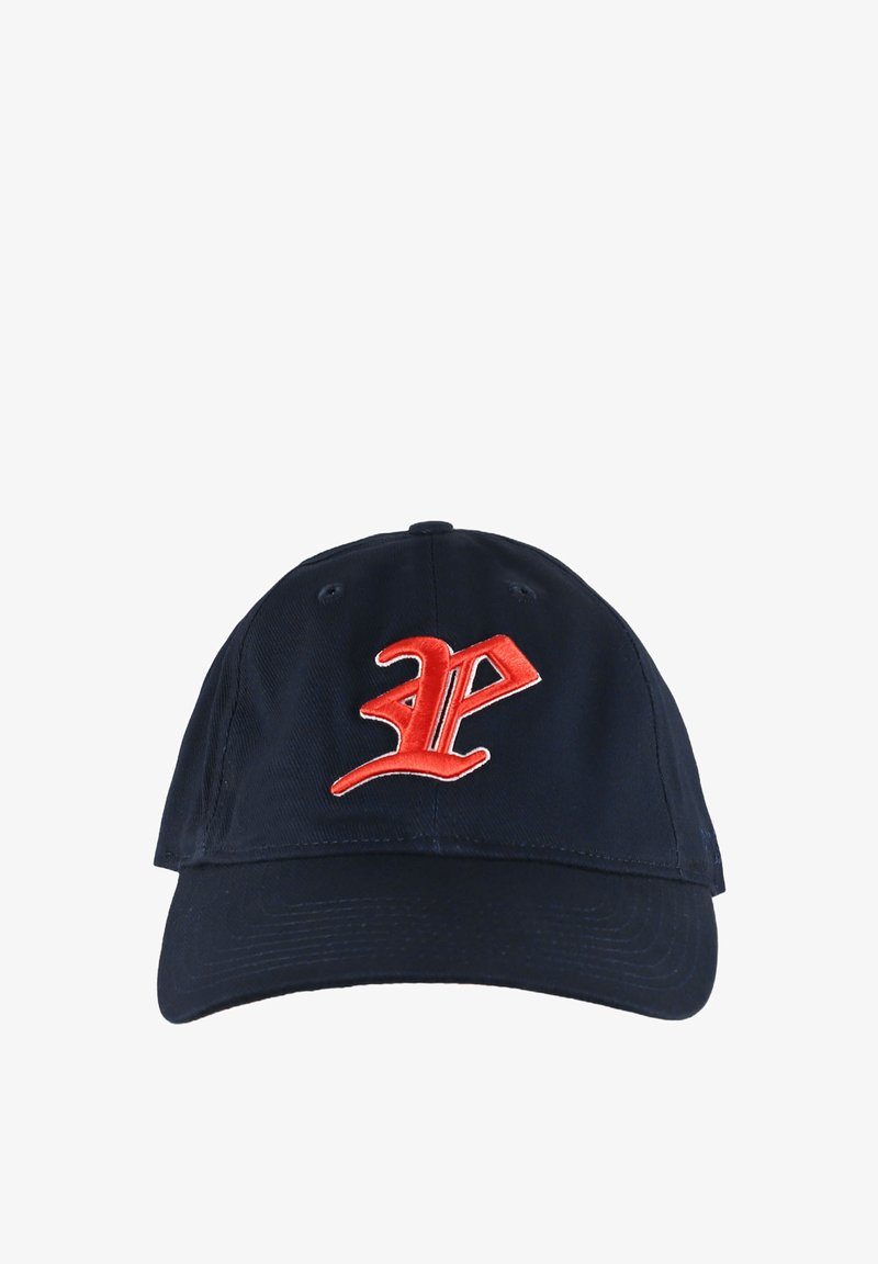 Granatowa czapka z daszkiem z wyraźnie wyhaftowaną na przodzie czerwoną literą "P", wykonana z miękkiego materiału z zakrzywionym daszkiem.