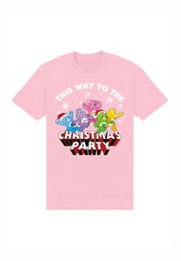 Světle růžové tričko s barevnými karikaturami medvědů v santovských čepicích a textem "Tudy na vánoční párty" nad nimi tučně, černým a bílým písmem.