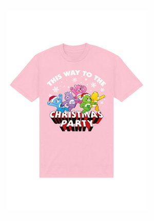 Lyserød T-shirt med farverige tegneserie-bjørne iført julemandshætter og teksten "DENNE VEJ TIL JULEFESTEN" over dem i fed, sort og hvid skrifttype.