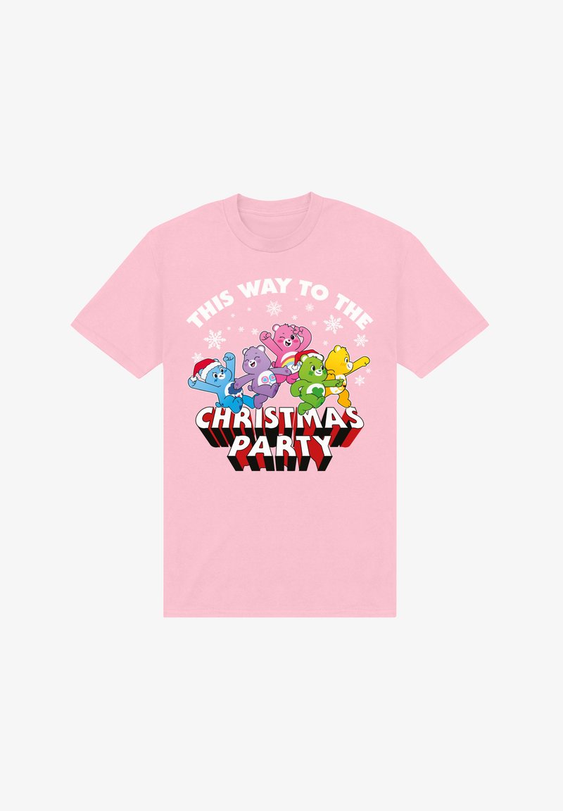 Světle růžové tričko s barevnými karikaturami medvědů v santovských čepicích a textem "Tudy na vánoční párty" nad nimi tučně, černým a bílým písmem.