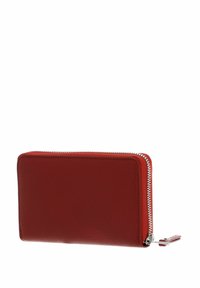 Portefeuille en cuir rouge à texture lisse, forme rectangulaire, avec une fermeture éclair argentée le long du bord. Aucun motif ou design notable.