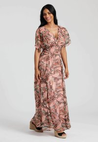 Abito maxi in stampa floreale rosa e marrone con maniche a palloncino corte, scollatura a V e vita aderente. Indossato con sandali con tacco a cuneo neri.