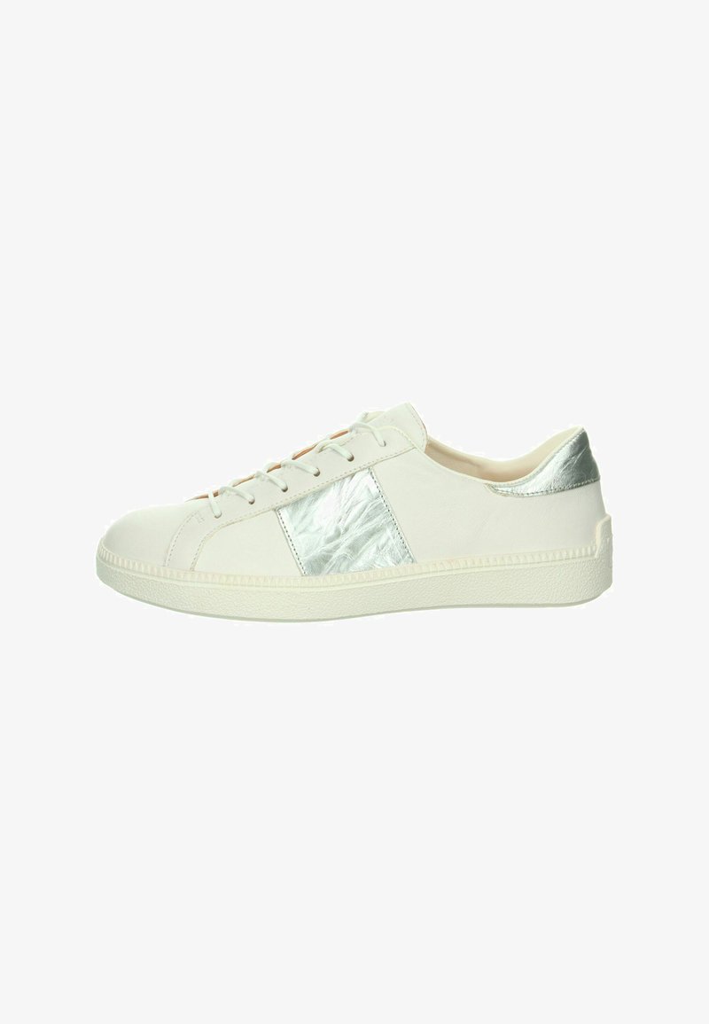Sneaker bianco con tomaia in pelle liscia e un accento argentato lucido. Suola in gomma, punta tondeggiante e lacci piatti. Elementi di design minimalista.