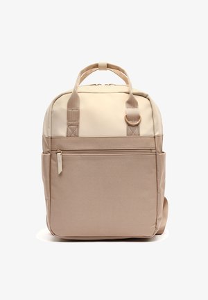 Sac à dos en nylon beige avec deux poignées supérieures, une poche zippée à l'avant et une finition lisse. Il présente un design simple et rectangulaire avec des accents robustes.