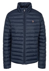 Granatowa pikowana kurtka puchowa z wysokim kołnierzem, poziomą pikowaną fakturą, zamkiem błyskawicznym z przodu oraz małym haftowanym logo na piersi.