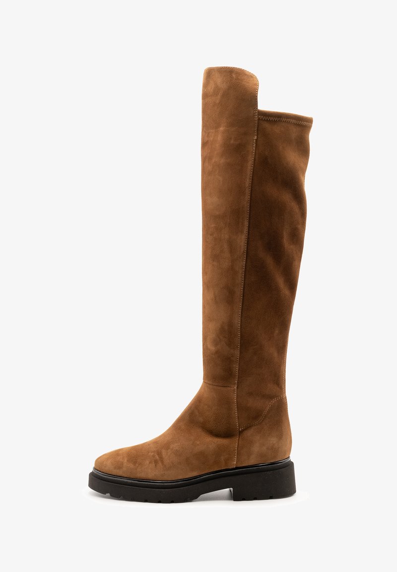 Brauner Kniehoher Stiefel aus Wildleder mit schlankem Design, rund zulaufender Spitze und flacher Gummisohle, mit dezenten Nähten an den Seiten.