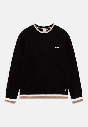 Sweatshirt noir avec des poignets et un col côtelés rayés blanc et marron. Présente un petit logo blanc "BOSS" à l'avant. Tissu léger.