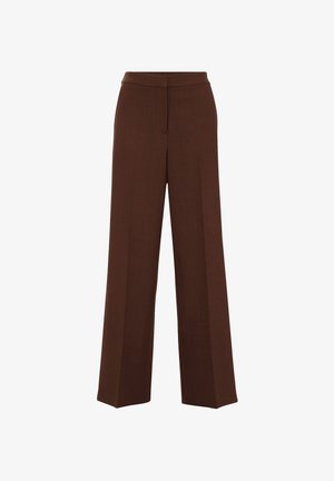 Brūni platleņķa bikses ar gludu tekstūru, ar strukturētu jostu un smalkiem krokām, kas skrien gar priekšu.