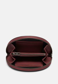 Bordeauxleder-Geldbörse mit Reißverschluss, ausgestattet mit mehreren Kartenfächern, einem zentralen Reißverschlussfach und einem glatten strukturierten Innenraum.