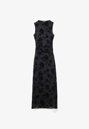 Vestido maxi negro sin mangas con un sutil estampado floral y un detalle de cintura ajustada, presentado sobre un fondo blanco.