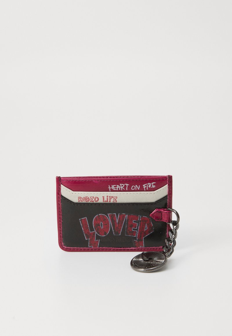 Cardholder din piele sintetică, cu culori negru și maron, inscripționat îndrăzneț cu cuvântul "LOVER" și o șnur argintie cu un charm decorativ.