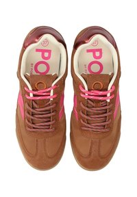 Scarpe da ginnastica marroni con una finitura in morbido camoscio. Presentano accenti rosa sui lati, lacci testurizzati e un tab sul tallone rosa lucido. Taglia 37.
