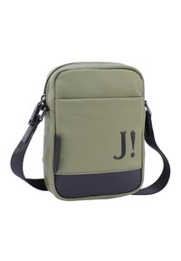 Borsa a tracolla verde in nylon con dettagli neri, dotata di chiusura con zip, tracolla regolabile e logo "J!" impresso sulla parte anteriore.