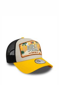 Gorra de béisbol amarilla y beige con una parte trasera de malla, que presenta un parche gráfico de Dubái, acentos de palmera y una visera curva.