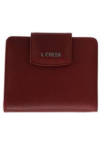Portefeuille en cuir bordeaux avec une finition texturée, doté d'une fermeture à rabat et d'un logo embossé, bords soigneusement cousus, forme rectangulaire compacte.
