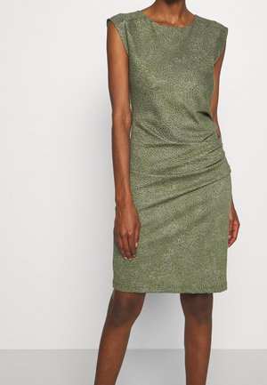 Oliwkowa sukienka o dopasowanym kroju, z krótkimi rękawami i subtelnym białym wzorem kwiatowym. Wykonana z miękkiego materiału, z delikatnym marszczeniem.
