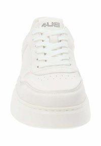 Zapatilla blanca de cuero con puntera redondeada, cordones planos y suela acolchada. Presenta perforaciones cerca de la puntera y un logo en la lengüeta.