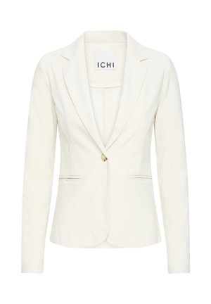 Blazer blanco a medida para mujer con cierre de un solo botón, solapas con muesca y dos bolsillos frontales con abertura, etiquetado "ICHI" en el interior del cuello.