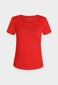 Επιλέχθηκε, soft scarlet red
