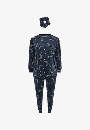 Navyblå velour pyjamasæt med måne- og stjernemønstre, der har lange ærmer og bukser, ledsaget af en matchende scrunchie.