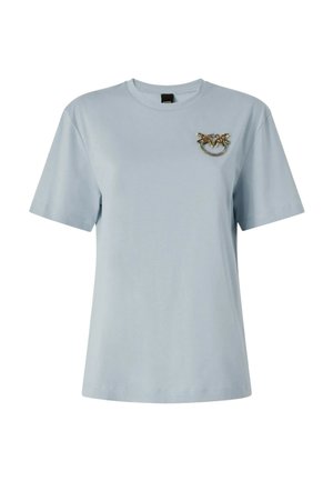 T-shirt azzurro chiaro a maniche corte con scollo rotondo e piccolo motivo decorativo di farfalla e anello con perline sul lato sinistro del petto.