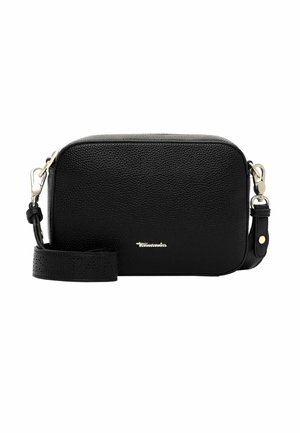 Zwarte rechthoekige crossbodytas met korrelige textuur, zilverkleurige hardware en verstelbare band, met klein metalen merklogo aan de voorkant.