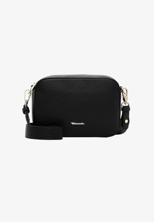 Zwarte rechthoekige crossbodytas met korrelige textuur, zilverkleurige hardware en verstelbare band, met klein metalen merklogo aan de voorkant.