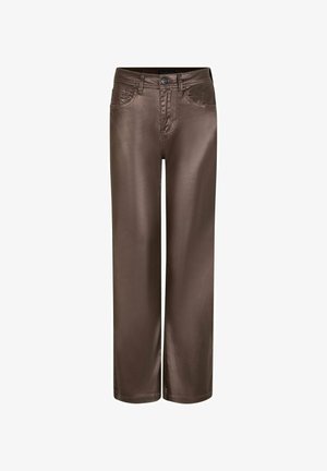 Bruine, wijde broek gemaakt van een glanzend materiaal. Voorzien van een knoop- en ritssluiting, voorzakken en een gladde textuur.