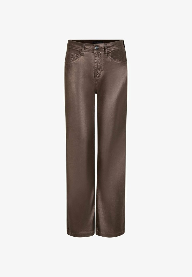 Bruine, wijde broek gemaakt van een glanzend materiaal. Voorzien van een knoop- en ritssluiting, voorzakken en een gladde textuur.