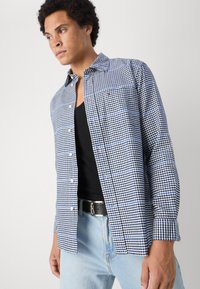 Tommy Hilfiger BRUSHED GINGHAM OVERCHECK SHIRT - Majica - carbon navy/multi