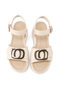 Sandali beige con finitura lucida, fascia larga con due cerchi metallici sovrapposti e cinturino regolabile per una vestibilità sicura.