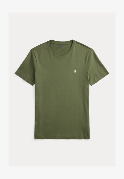 Olivgrön bomulls-t-shirt med rund halsringning och korta ärmar. Har en liten, vit broderad logga på bröstet. Slät textur.