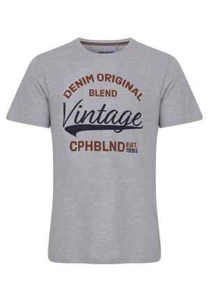 Camiseta de algodón gris con cuello redondo, mangas cortas y texto en negrita en marrón y marino: "DENIM ORIGINAL BLEND Vintage CPHBLND EST. 1993."