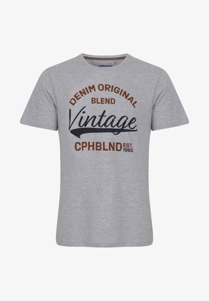 Harmaa puuvillapaita, jossa on pyöreä kaula-aukko, lyhyet hihat ja rohkeaa tekstiä ruskeana ja laivastonsinisenä: "DENIM ORIGINAL BLEND Vintage CPHBLND EST. 1993."