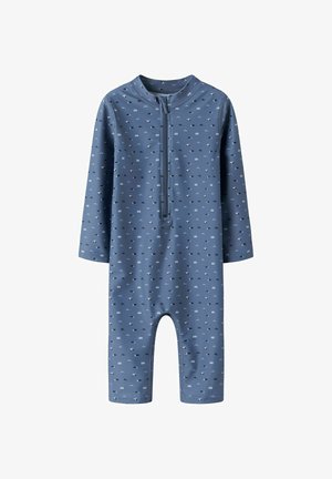 Blå langærmet babydragt med små hvide og sorte bilmønstre og lynlås foran fra nakken til midten af brystet.